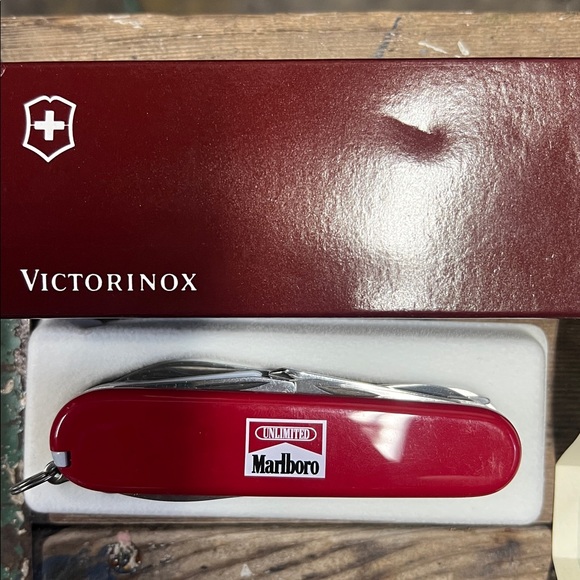 Vintage Marlboro unlimited Victorinox Red Swiss Army Knife - Picture 1 of 4